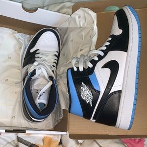 WMNS air Jordan 1 mid (university blue)